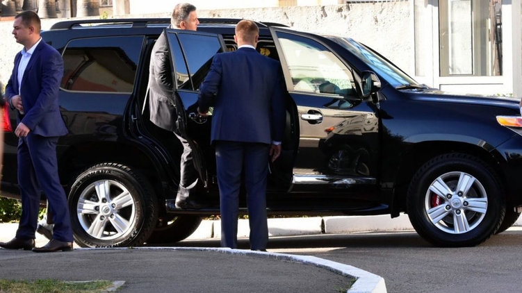 Аваков пересів на новий бронеджип за 4,5 млн грн